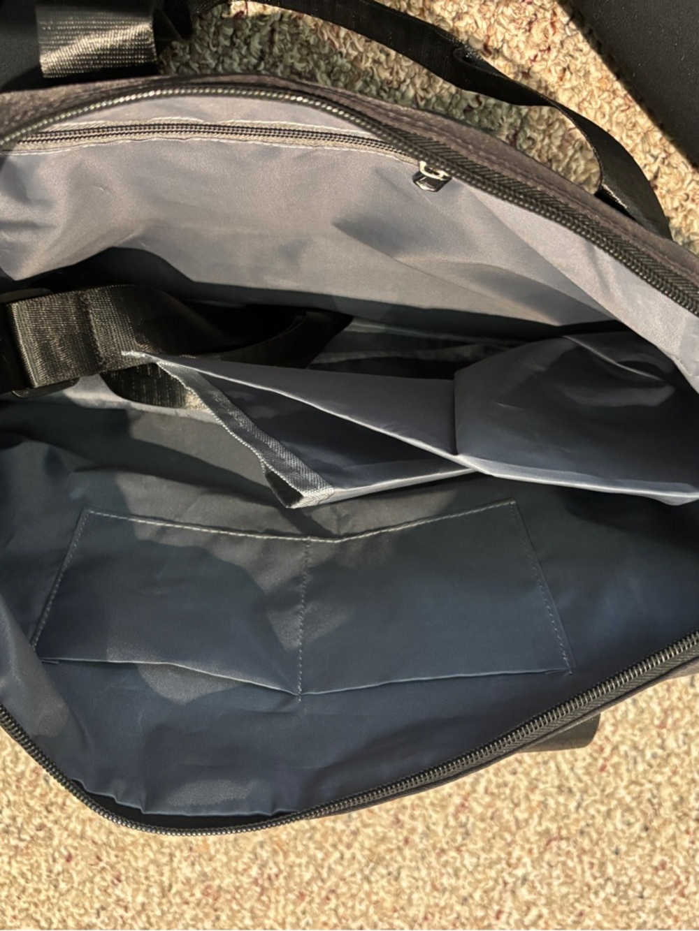 Amazon Men’s Travel Duffel Bag - Picture 5 of 6